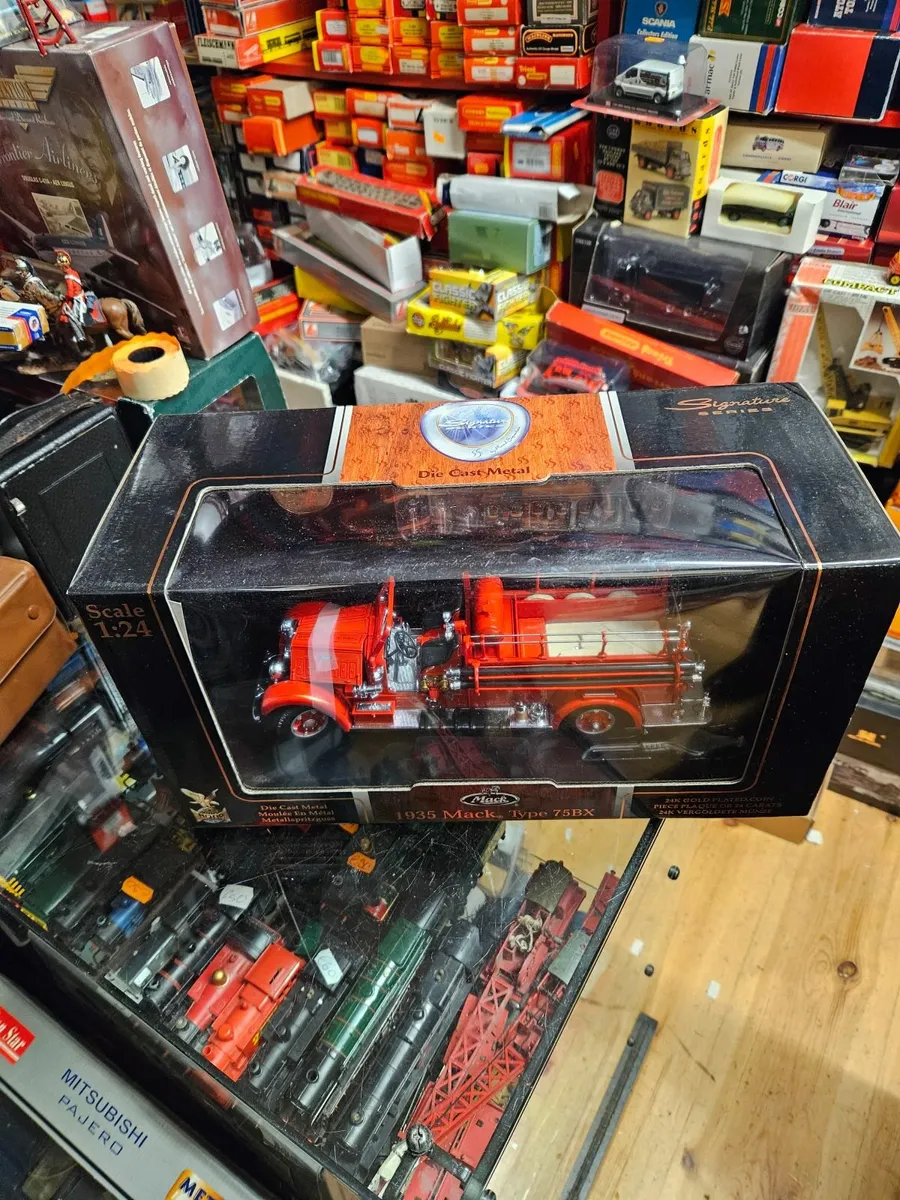 Corgi Signature Series Fire Engine 1:24 - Image 4