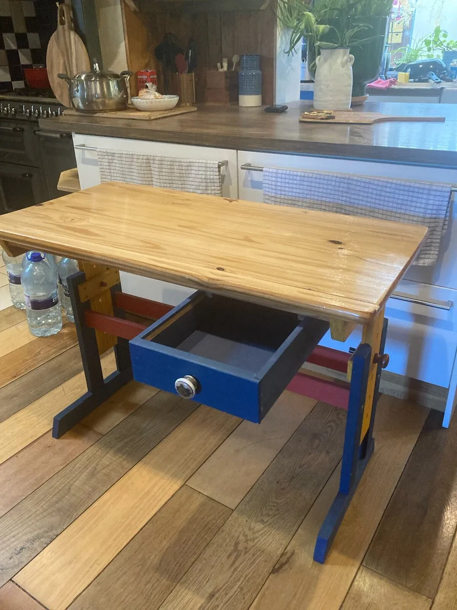 Childs desk - Image 1