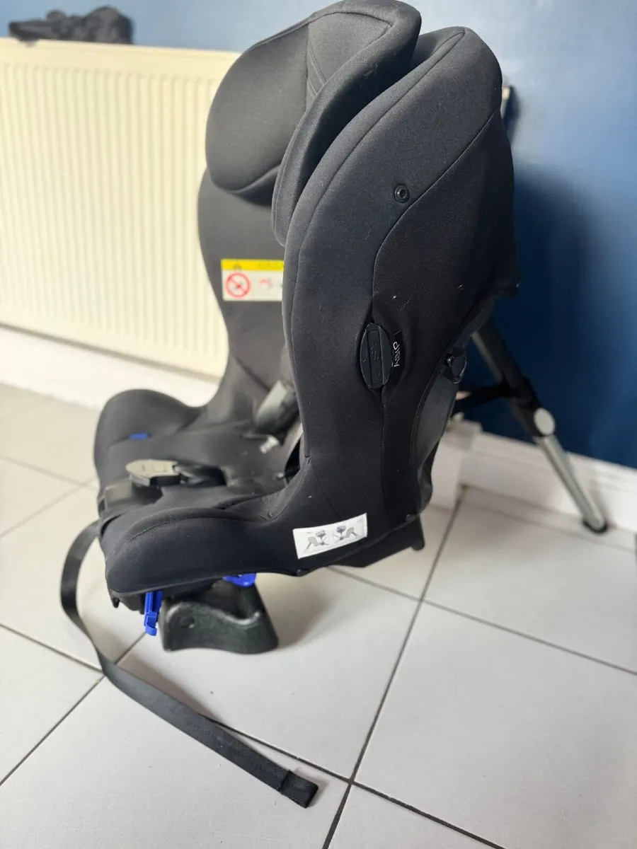 Axkid rear facing car seat - Image 2