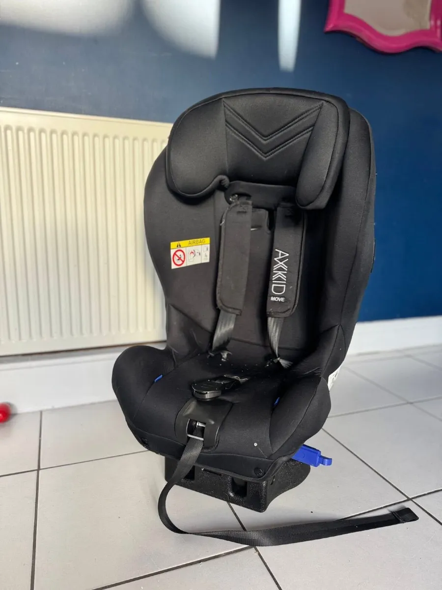 Axkid rear facing car seat - Image 1
