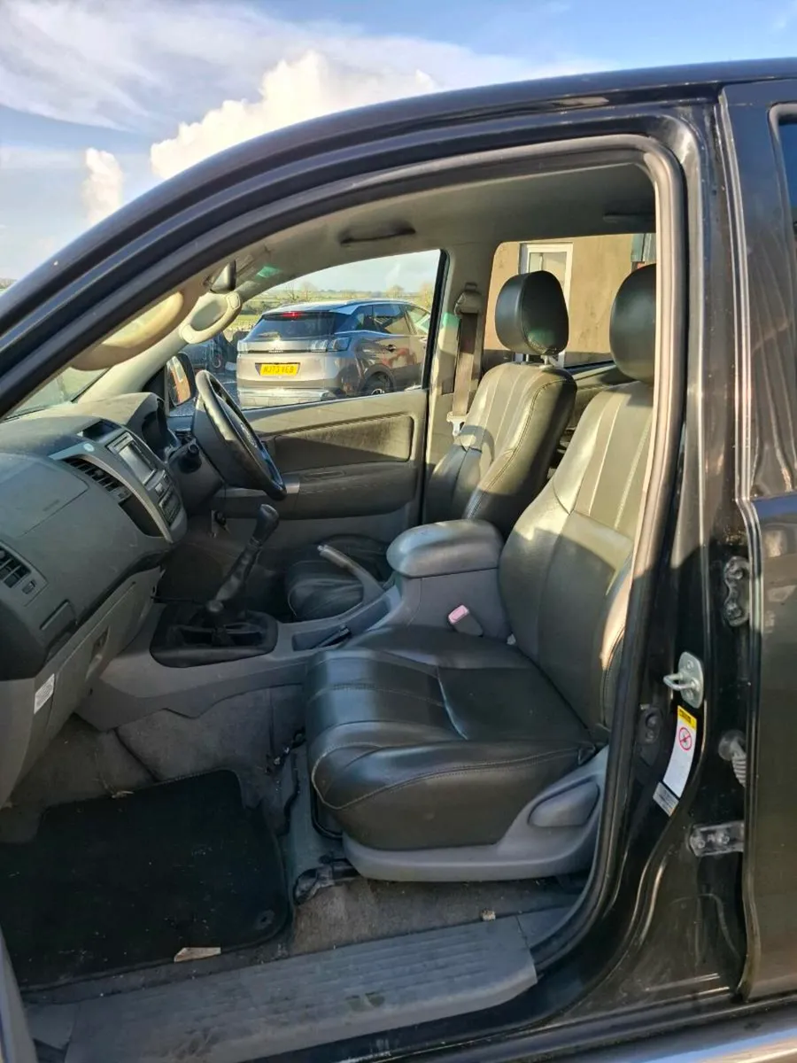 2011  Hilux Invincible 3.0 - Image 4