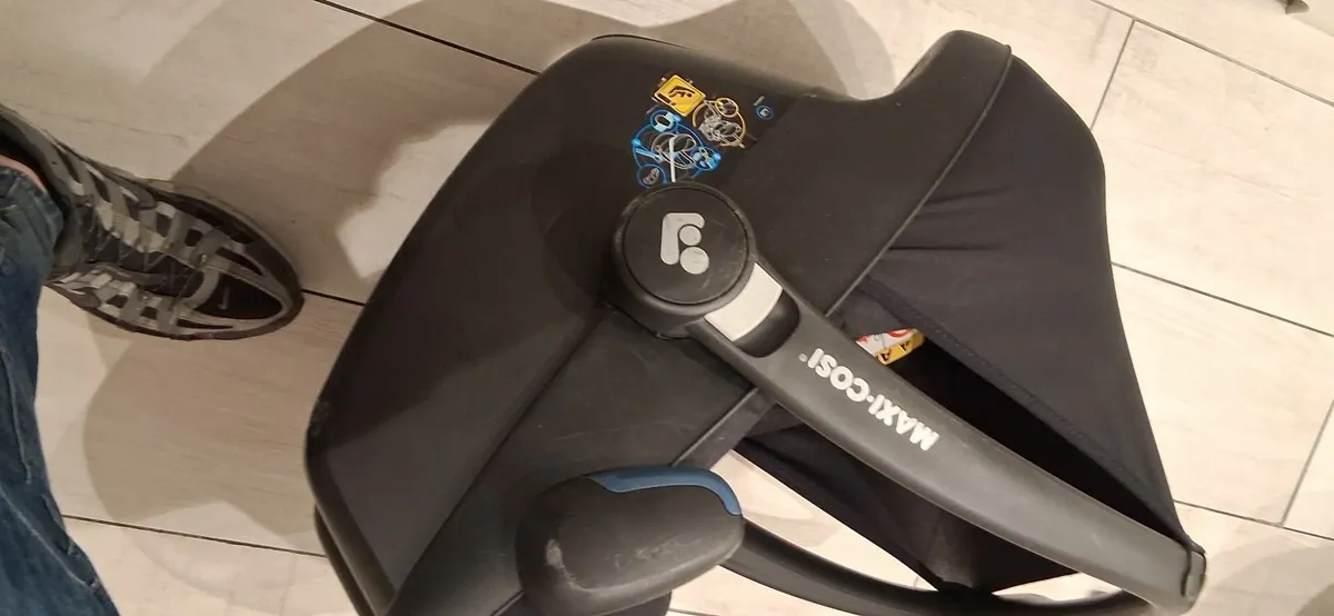 Maxi Cosi car seat and Isofix - Image 1