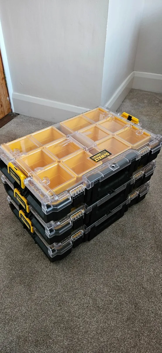 Dewalt 2.0 Screw Box  X 3 - Image 1
