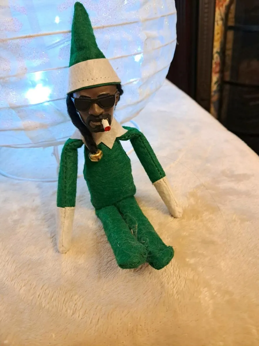 Elf on the Shelf Snoop Dogg - Image 1