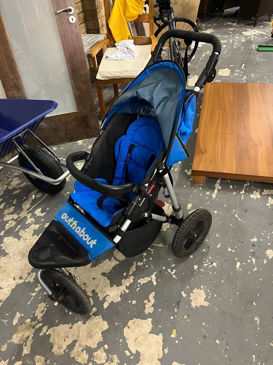 Out n about single buggy - Image 1