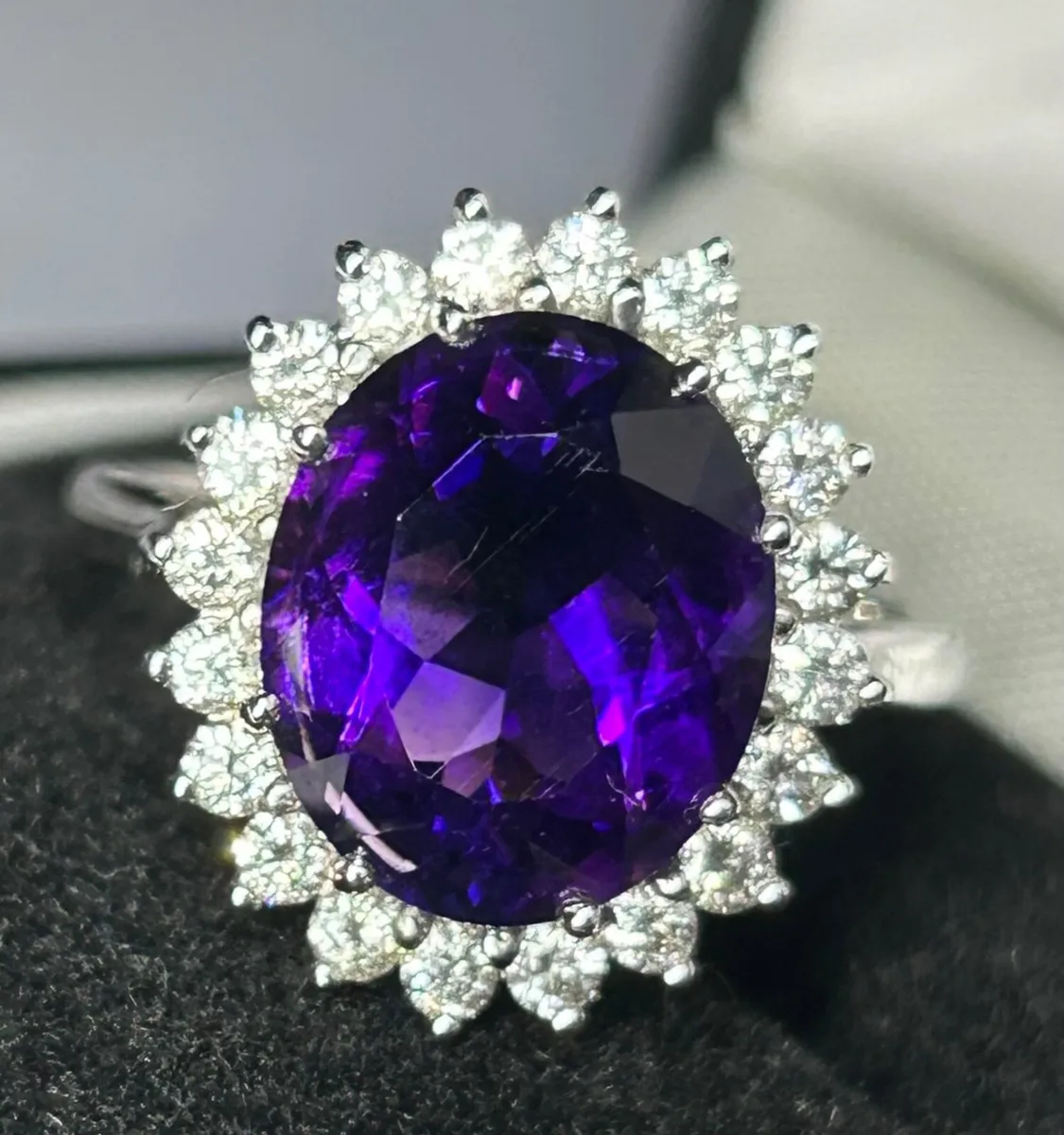 18k White Gold Amethyst Diamond Ring - Image 2
