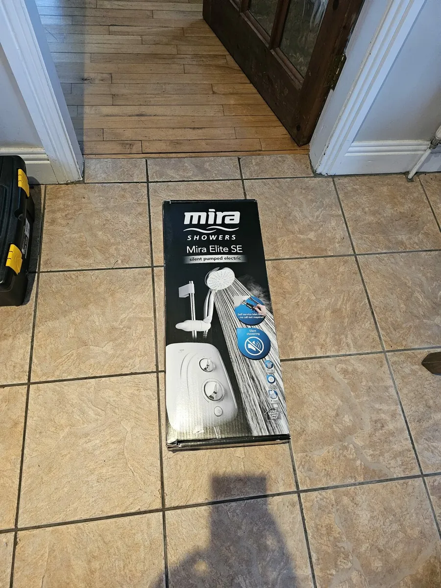 Bathroom sinks pedestals & electric shower - Image 1