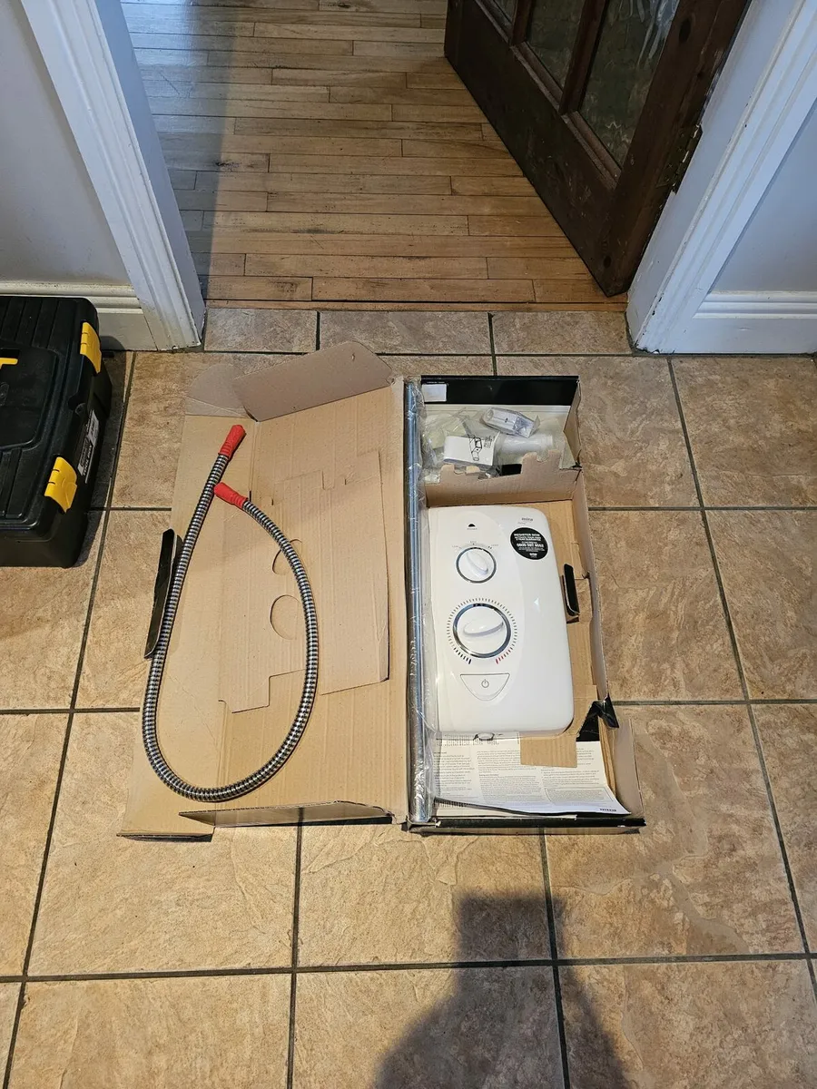 Bathroom sinks pedestals & electric shower - Image 2