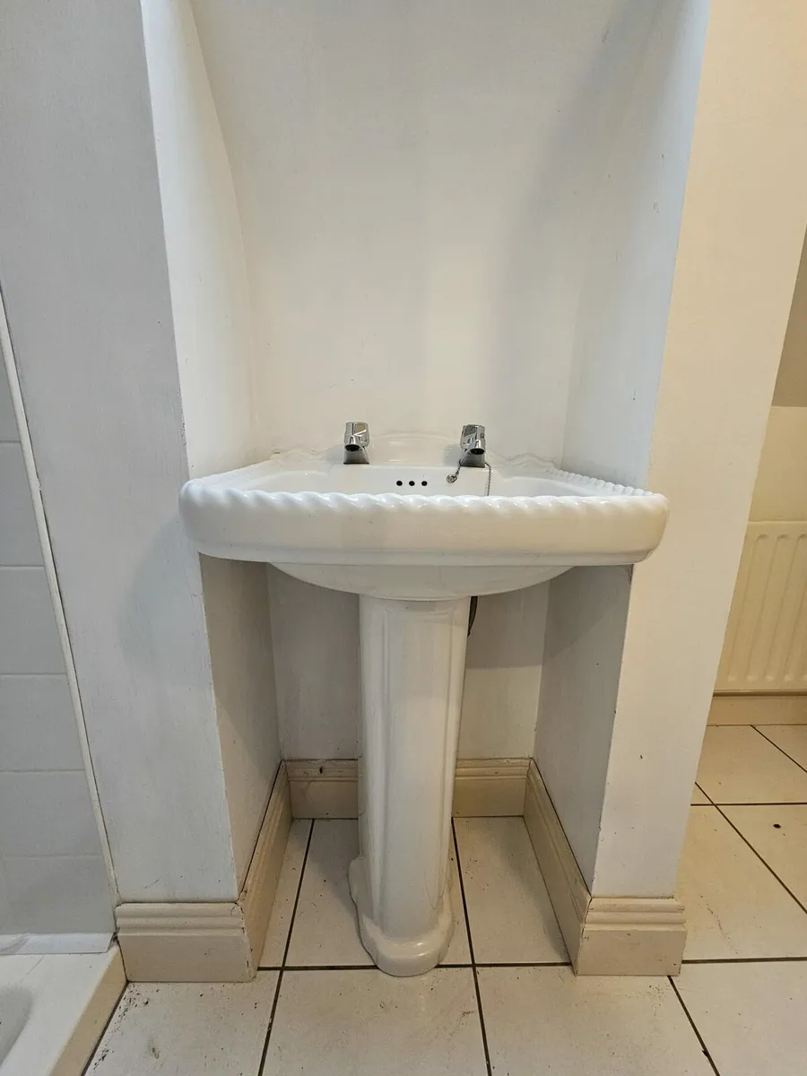 Bathroom sinks pedestals & electric shower - Image 3