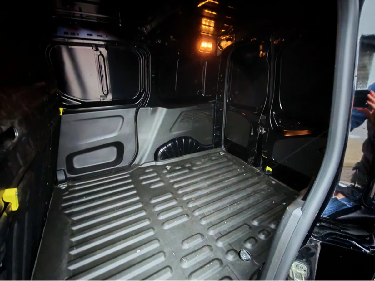 PEUGEOT PARTNER ACTIVE PLUS 1.5 BLUE HD - Image 2