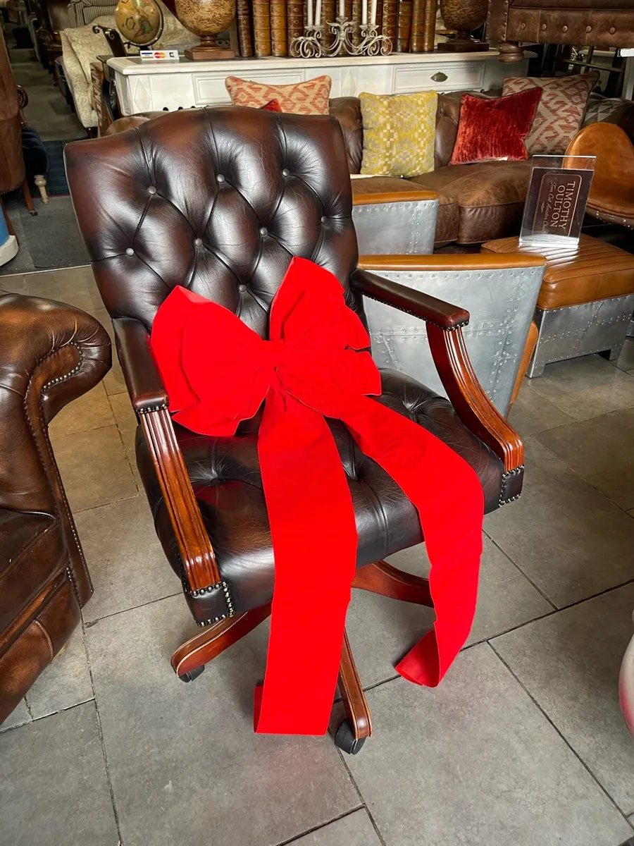 Chesterfield captain desk chair 🎄 - Image 1