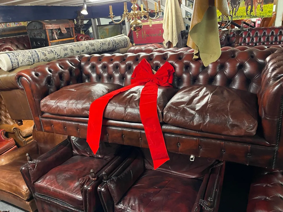 Antique Chesterfield sofa 🎄🎄🎄 - Image 1