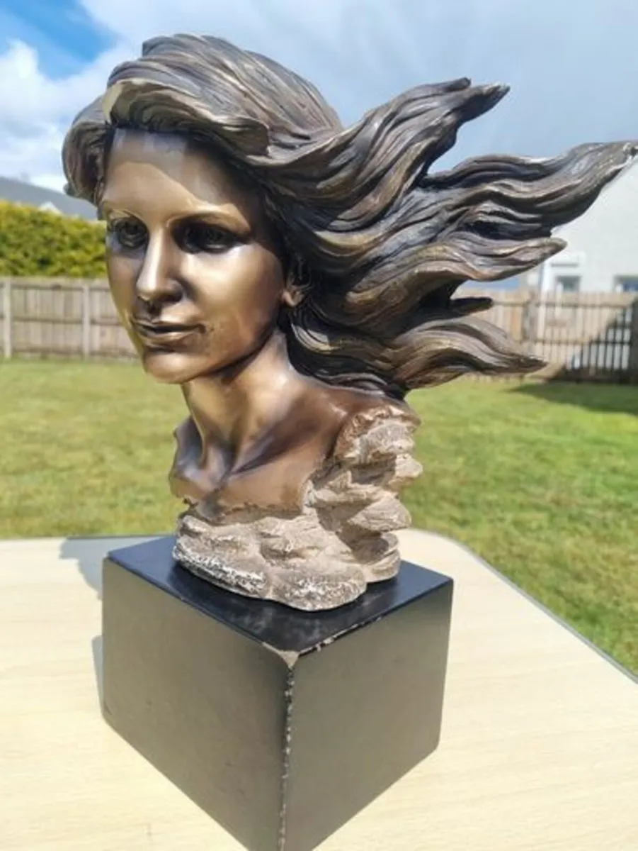Sculpture of a woman's head - Image 1