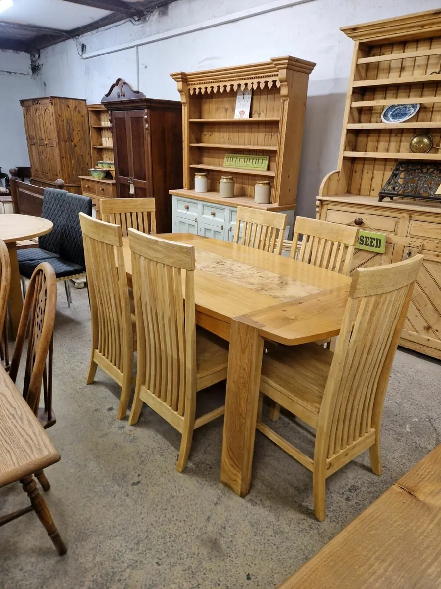 Solid light oak table, 6 chairs - Image 1