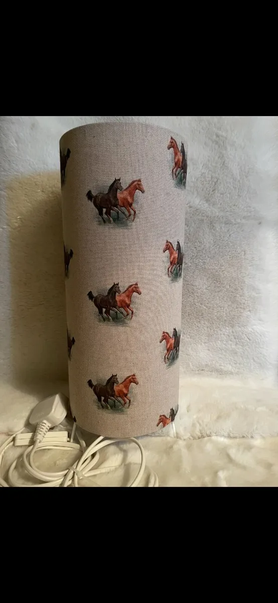 Horse themed  lamps , etched Glasses’s  handbags , - Image 4