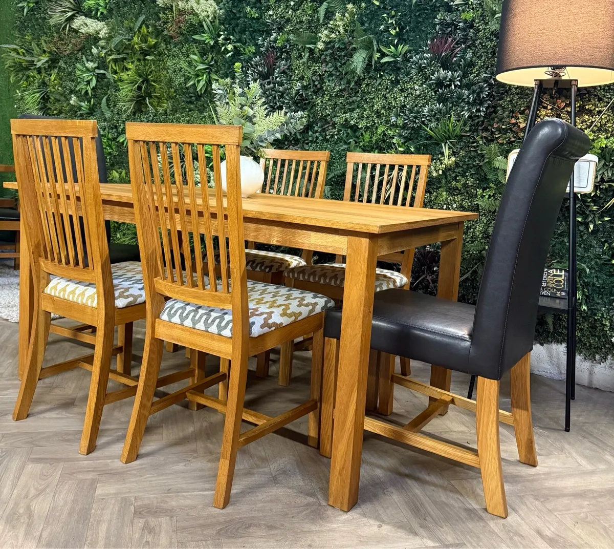 Solid oak kitchen table & 6 chairs - Image 3