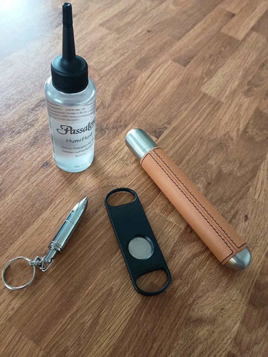cigar accessories: puncher, cutter, metal/leather