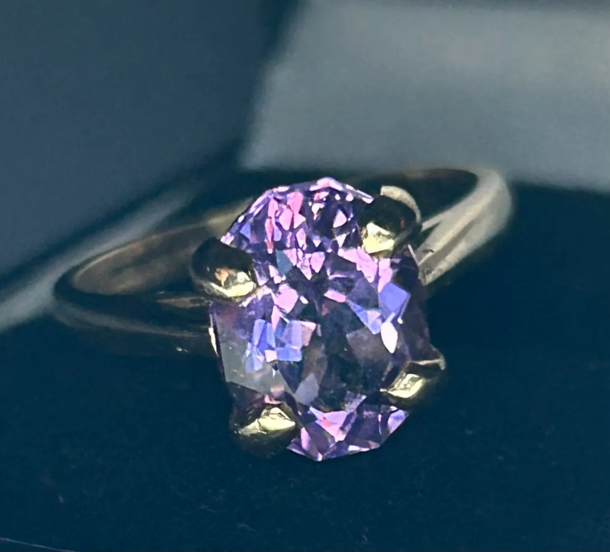 A Pretty 9ct Gold Amethyst Ring - Image 1