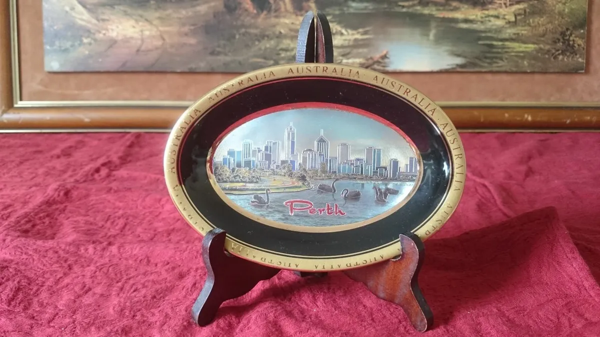 Chonkin Art Pert Australia Gold Rim Ceramic Dish - Image 3