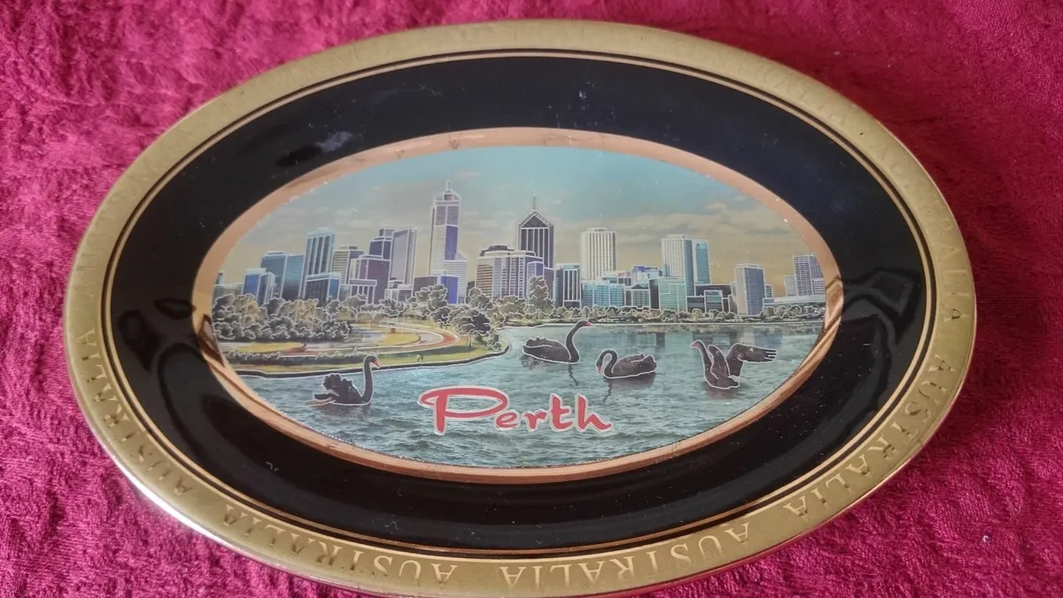 Chonkin Art Pert Australia Gold Rim Ceramic Dish - Image 4