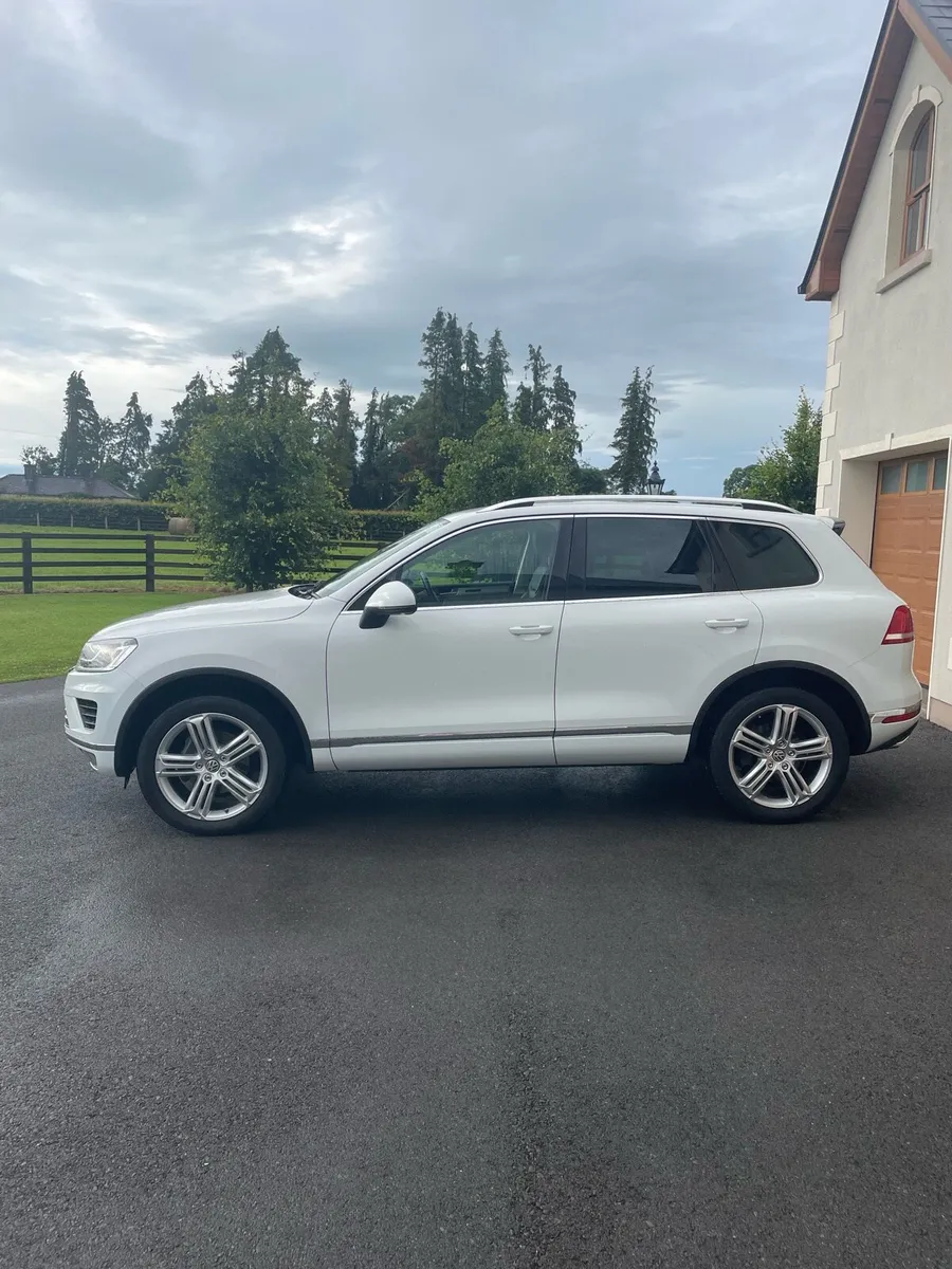 VW Touareg Crew Cab - Image 2