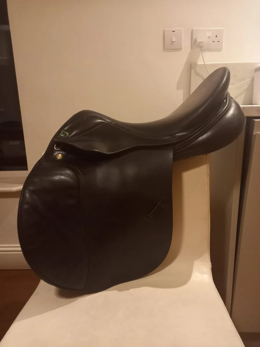 Leather Prestige saddle 17.5 inch - Image 1
