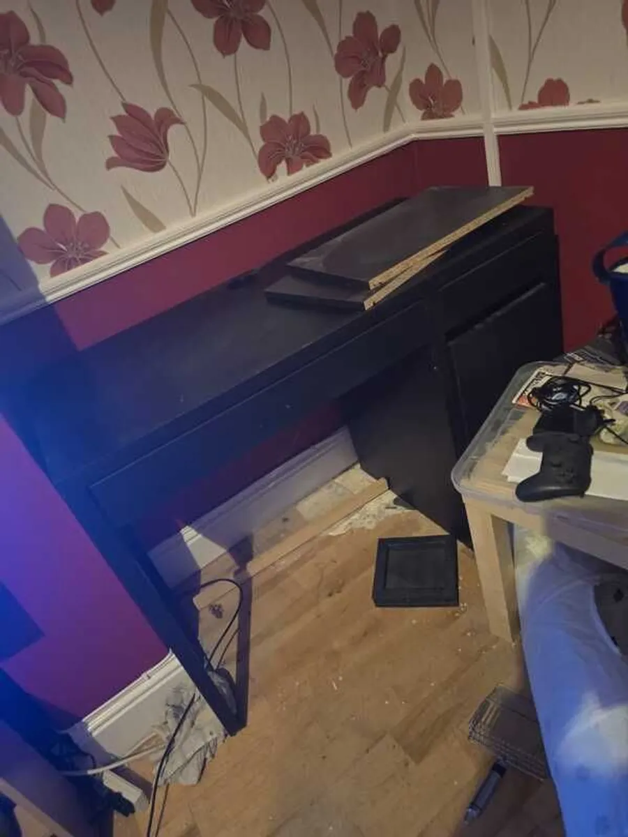 Computer desk - Image 1