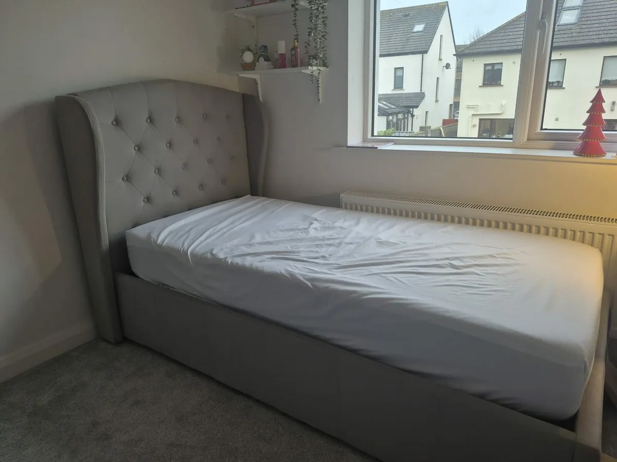 Single bed - Image 1