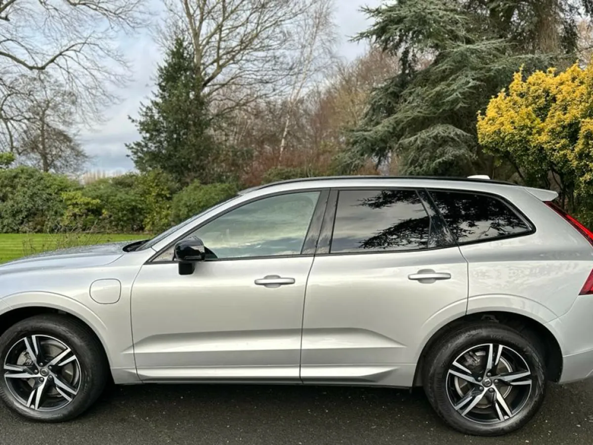 Volvo XC60 RECHARGE T6 R-DESIGN AWD *PAN ROOF* - Image 3