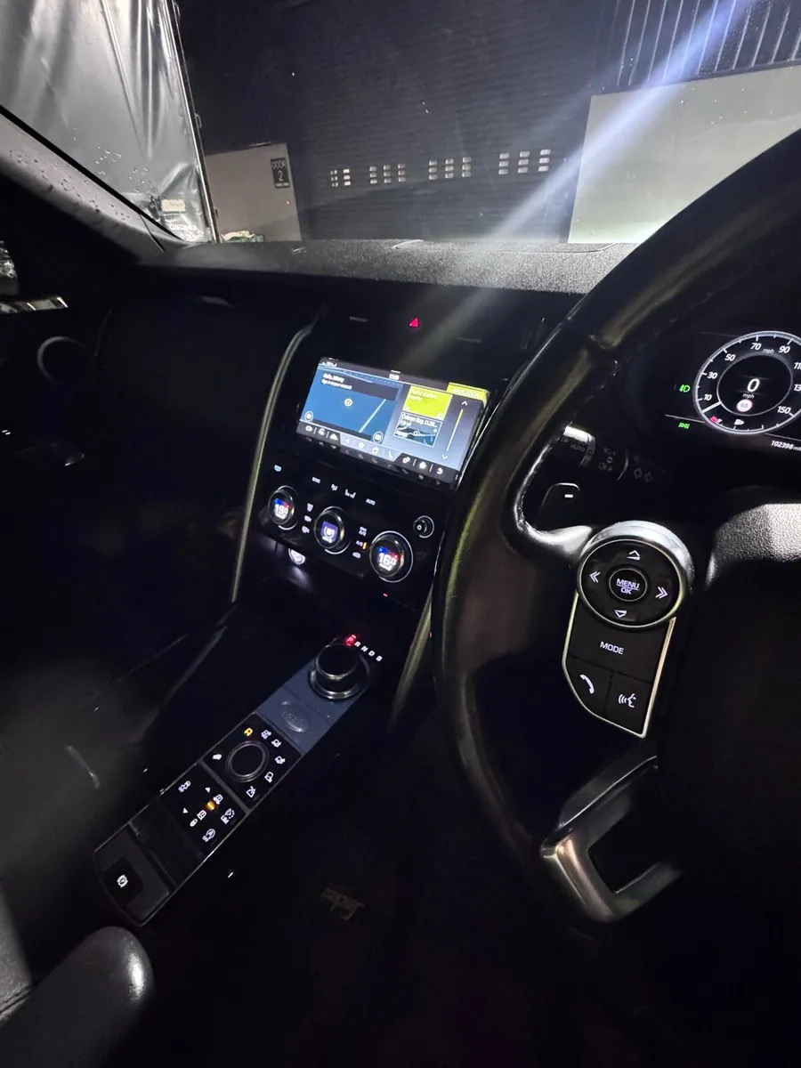 Land Rover Discovery Commercial with seats - Image 4