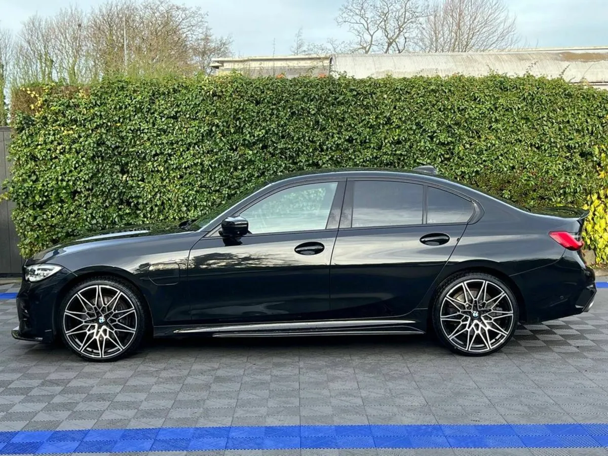 BMW 3-Series 330e M-SPORT COMPETITION 2.0 ** BIG S - Image 3