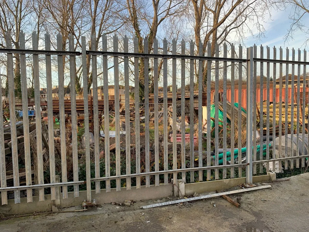 Knife edge palisade fencing galvanised - Image 1