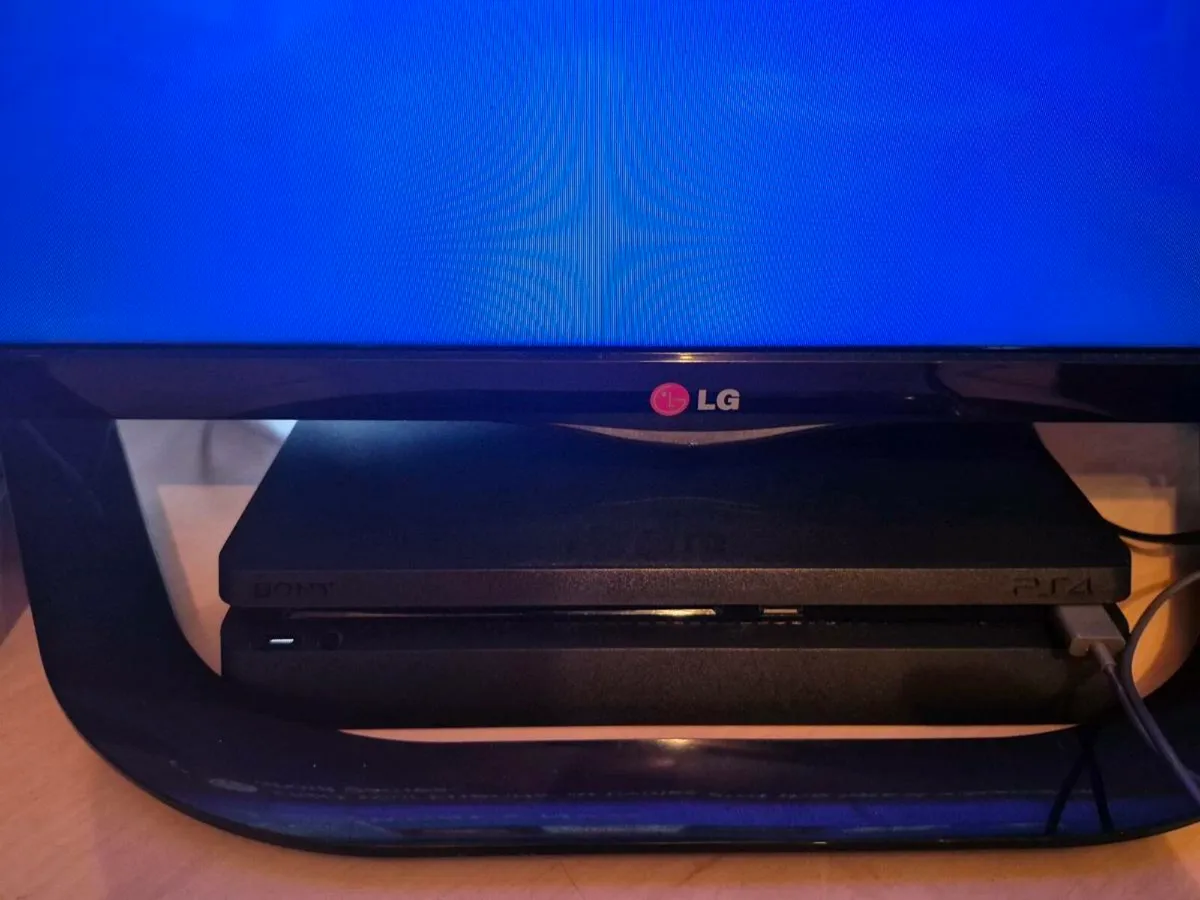LG Smart TV 47" and PS4 Slim - Image 3