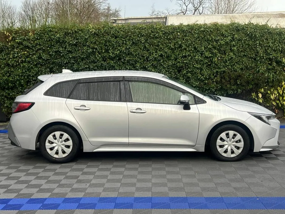 Toyota Corolla TOURING 1.8 HYBRID // PARKING SENSO - Image 2