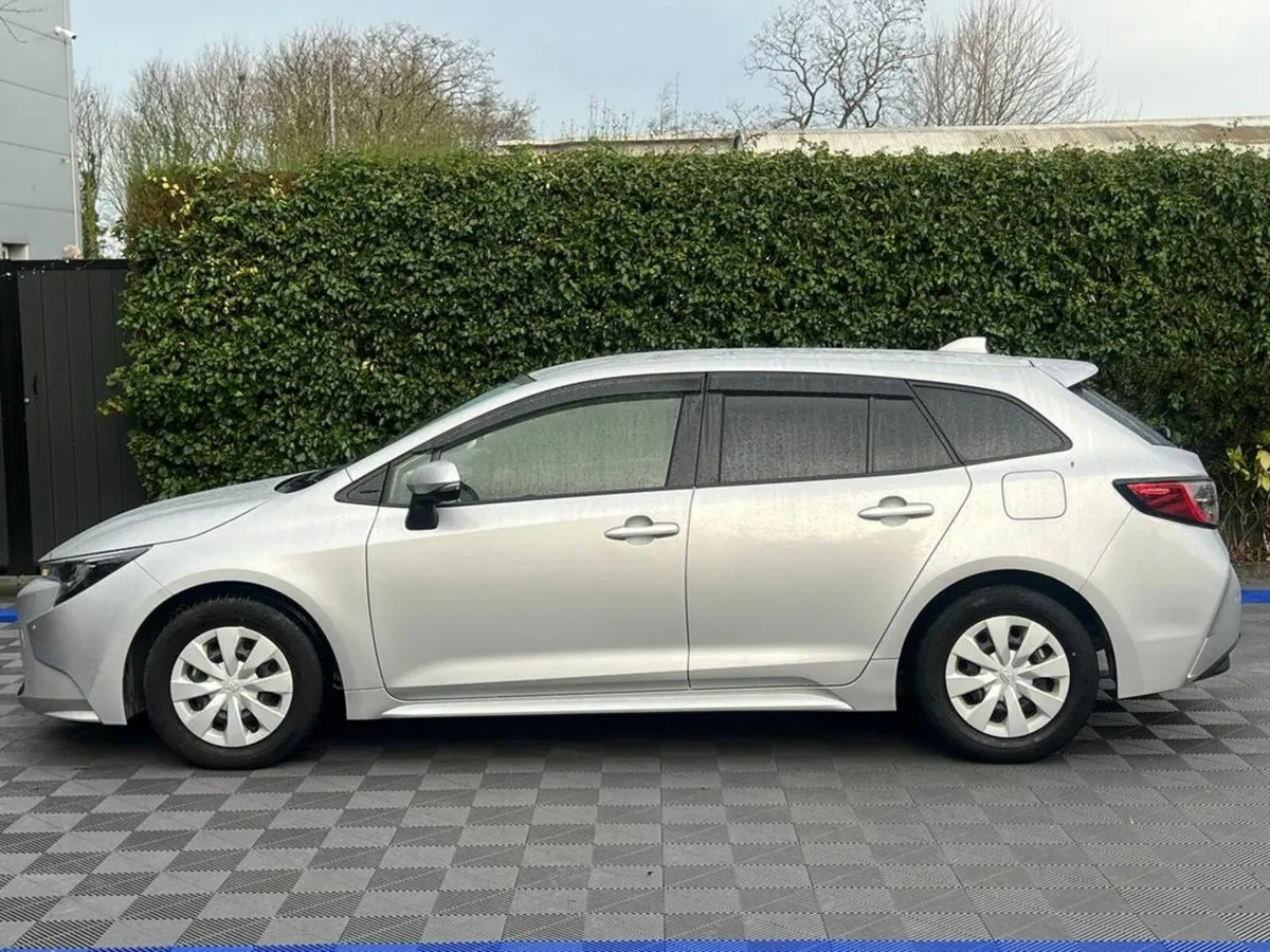 Toyota Corolla TOURING 1.8 HYBRID // PARKING SENSO - Image 3