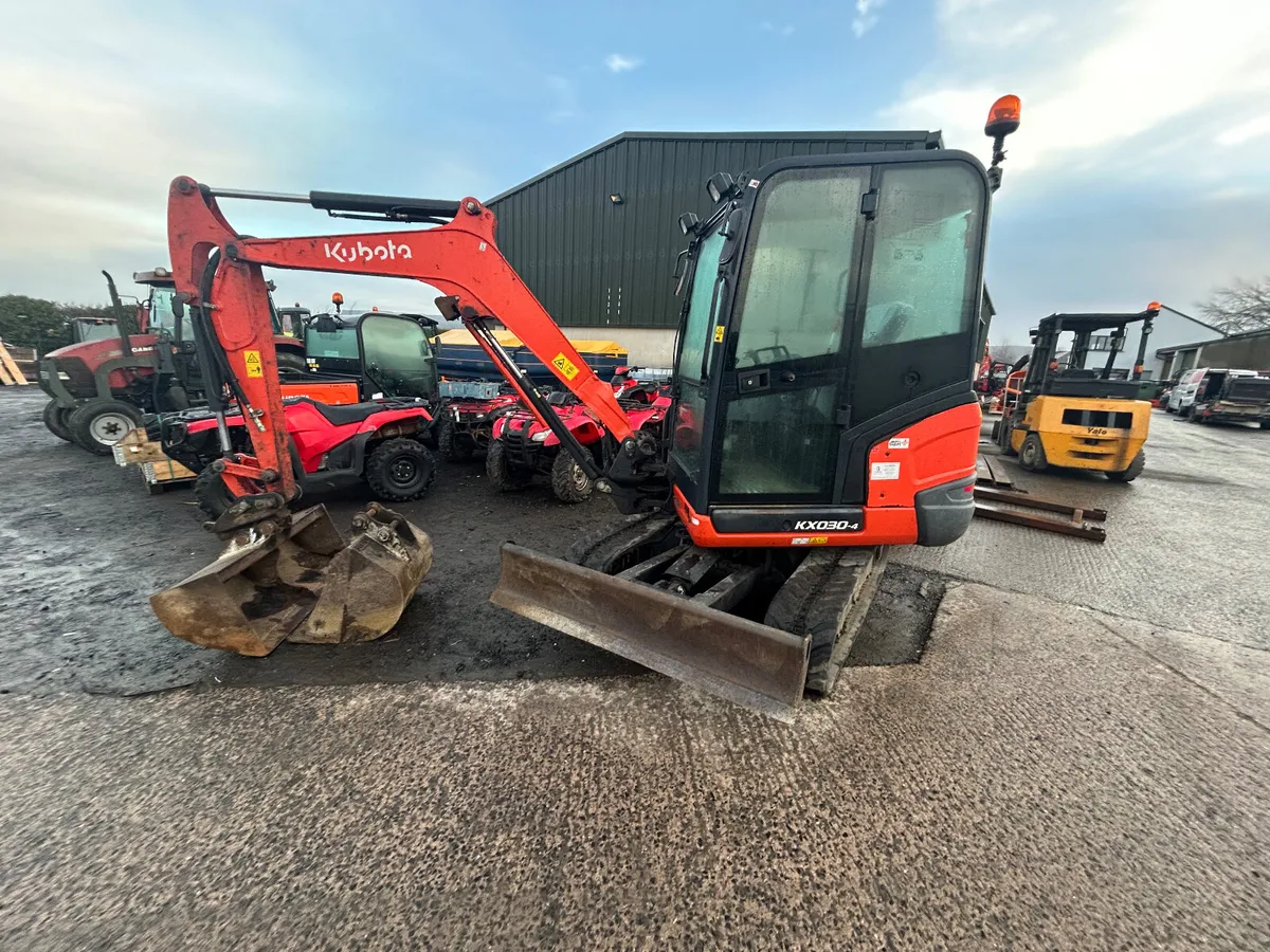 2022 Kubota KX030-4 Digger - Image 2