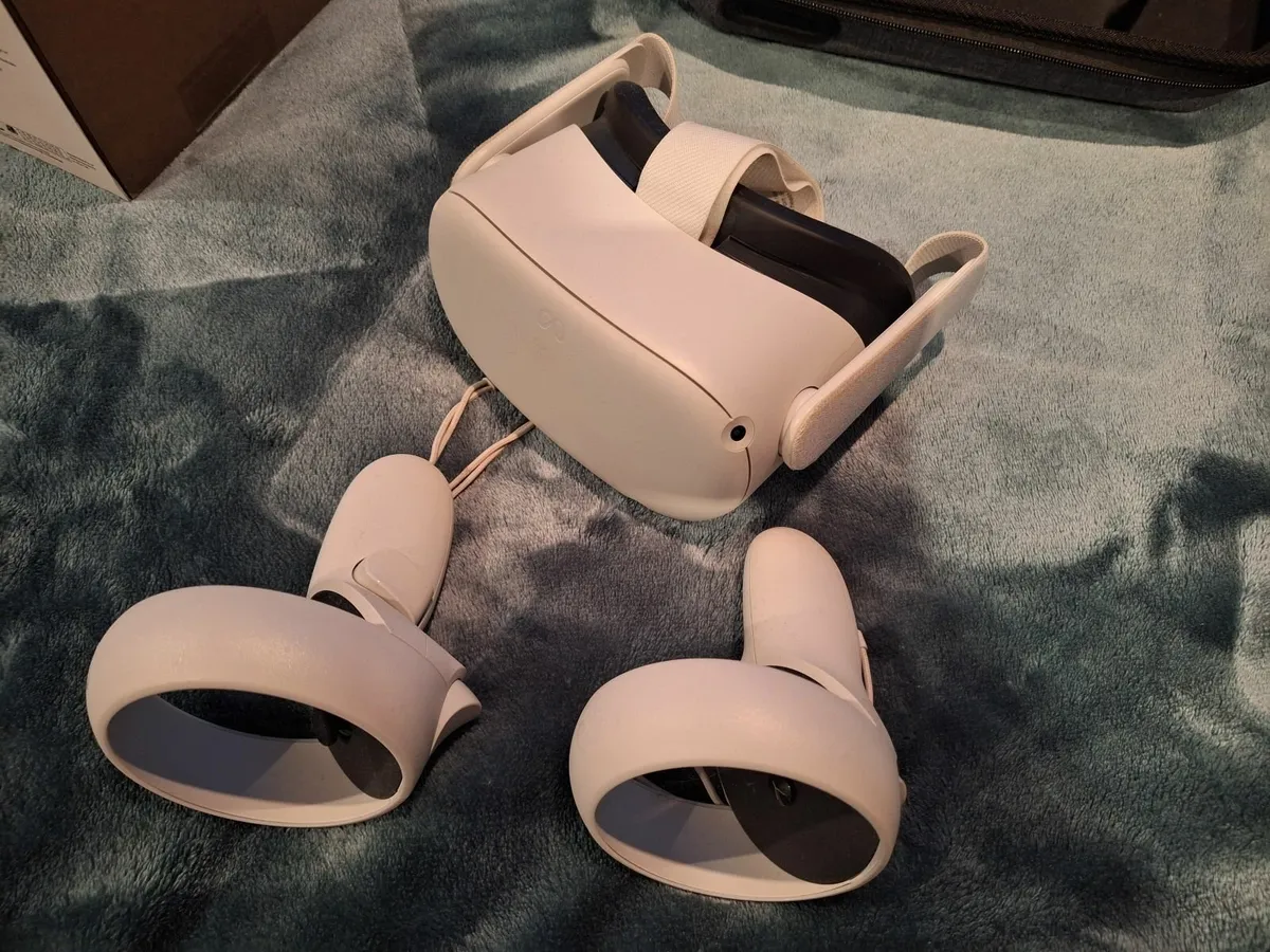 VR Headset - Image 2