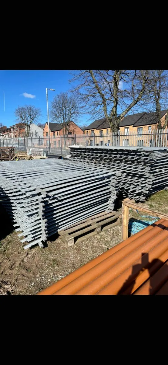 PALISADE FENCING - Image 4