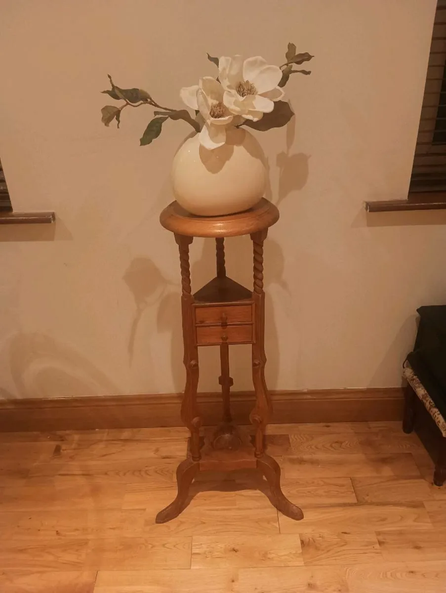 Beautiful! Vintage style new table 2 tall laps - Image 1