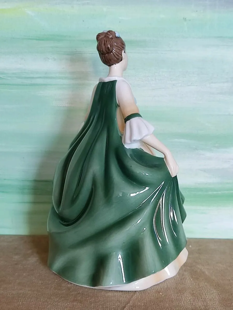 Beautiful Royal Doulton figurine "ELEGANCE" HN5092 - Image 4
