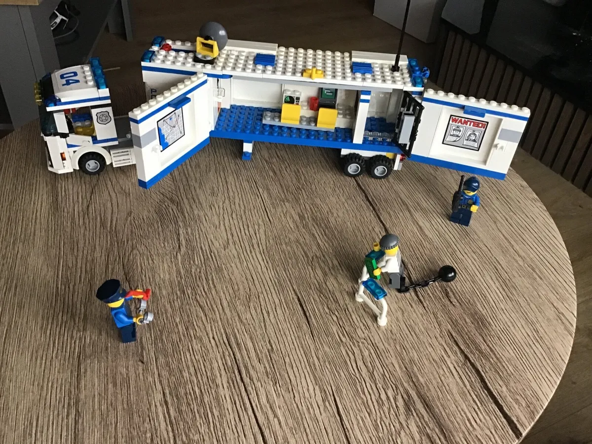 Lego mobile police unit - Image 1
