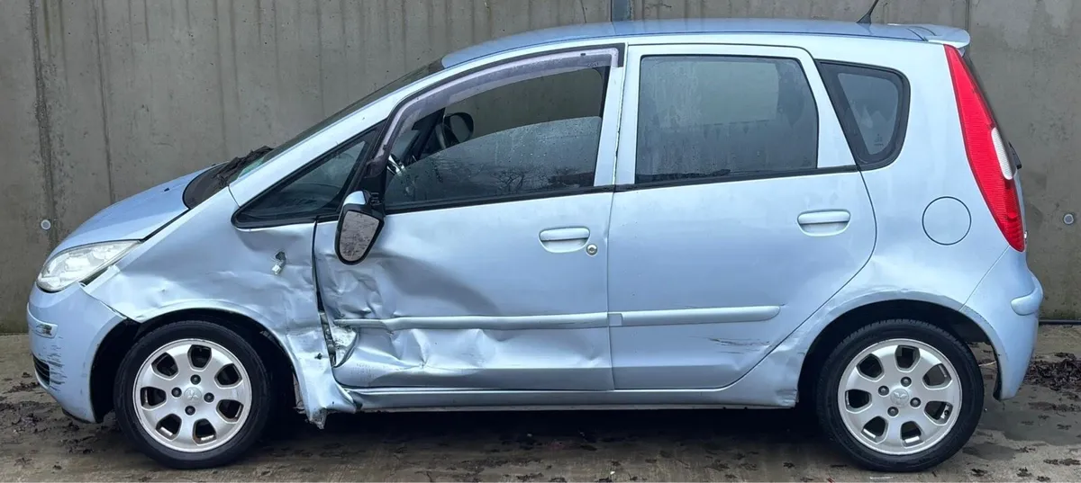 2007 Mitsubishi Colt for parts - Image 4