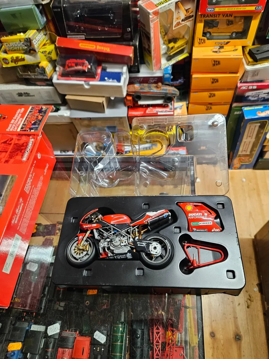 Corgi Minichamps Ducati Carl Fogarty - Image 3