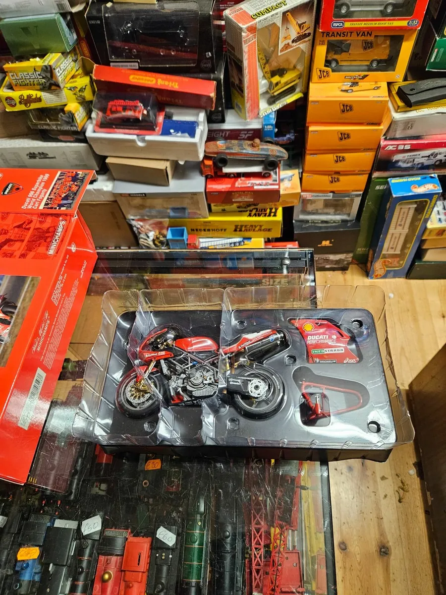 Corgi Minichamps Ducati Carl Fogarty - Image 4