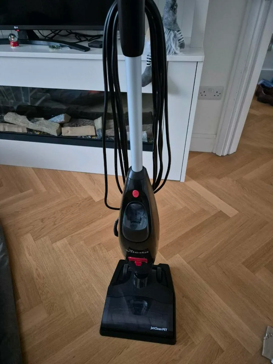 Vacuum cleaner - Image 1