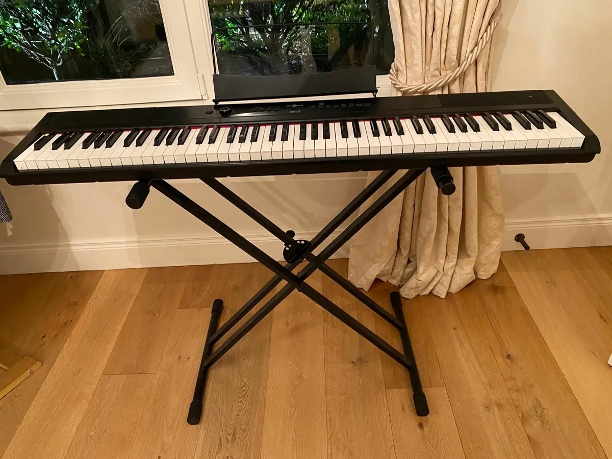 Piano & stand - Image 1
