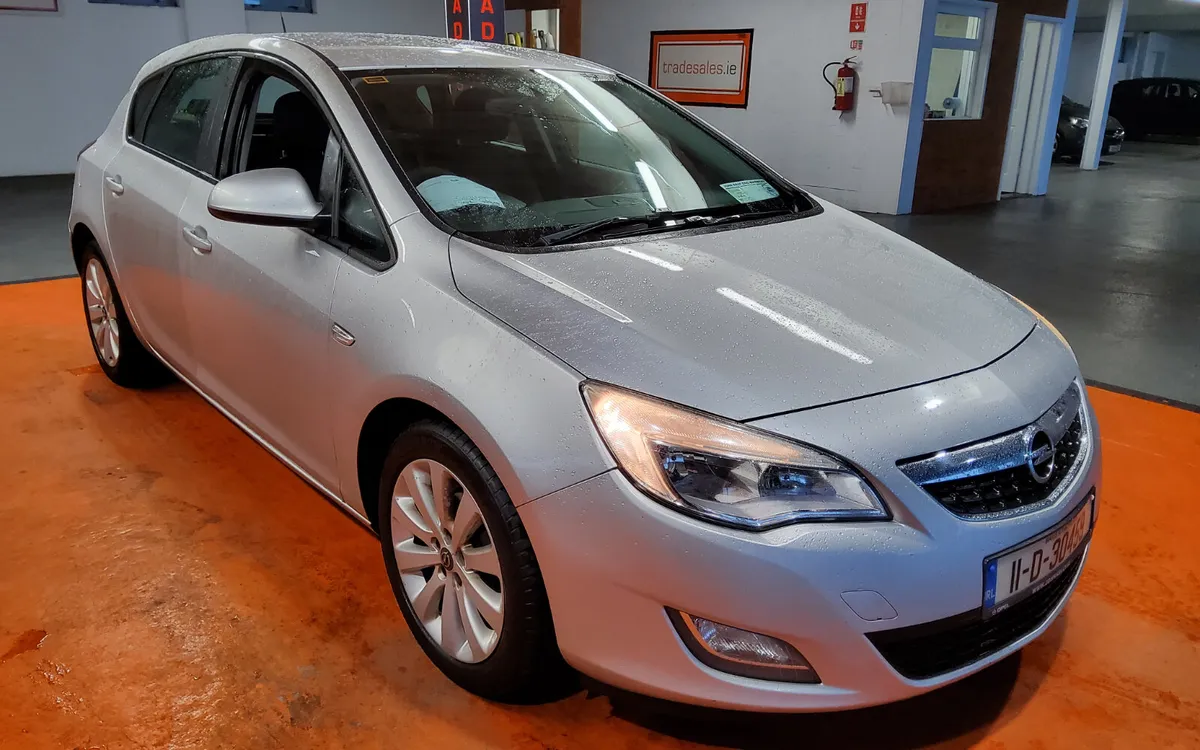 Opel Astra 2011 - Image 1