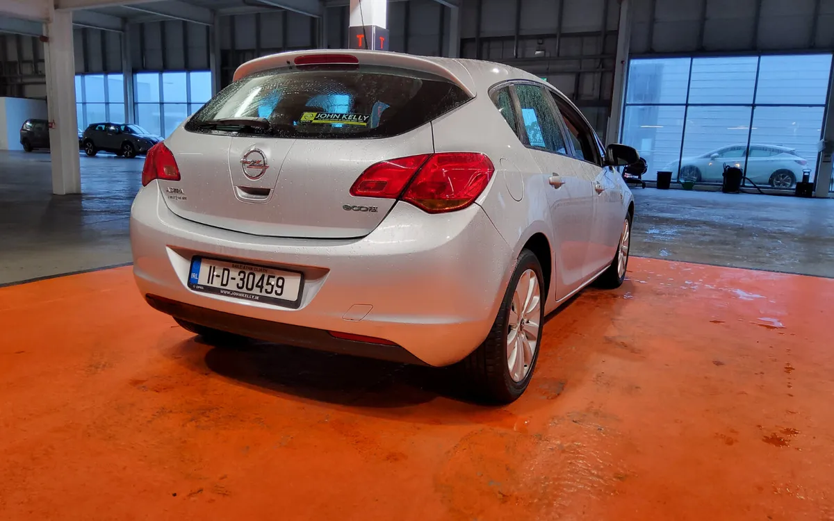 Opel Astra 2011 - Image 3