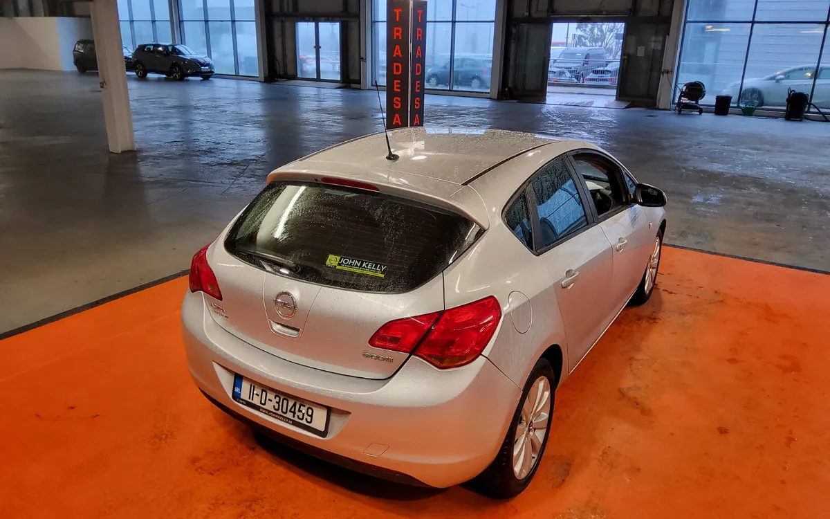 Opel Astra 2011 - Image 4