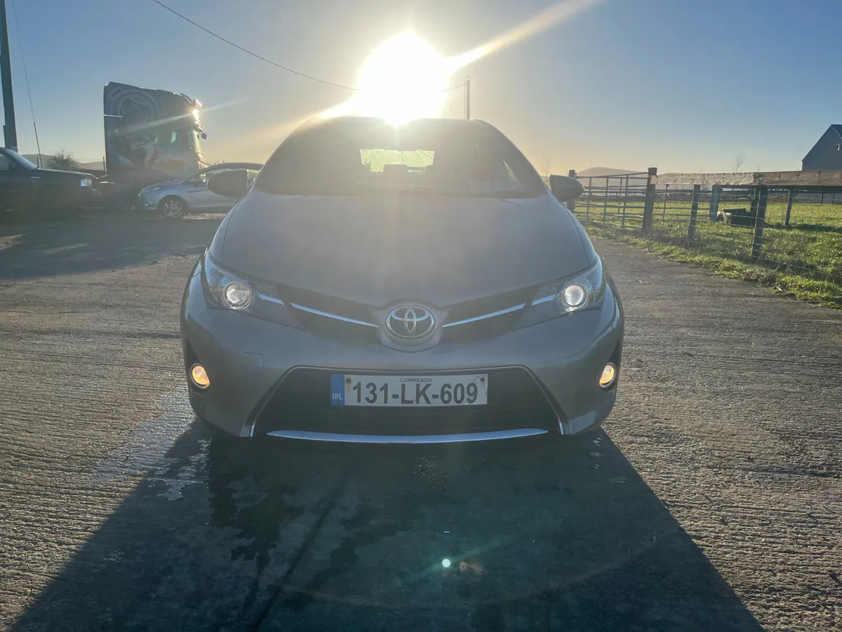 Toyota Auris 2013 - Image 2